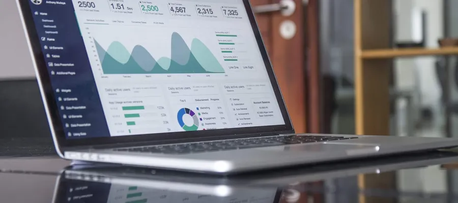 Tableau de bord d'analytique produit sur un ordinateur portable